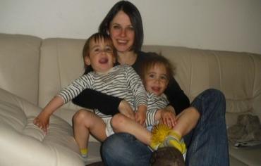 Beth Schlesinger and her children. Photo: COURTESY OF HELPBETH.ORG
